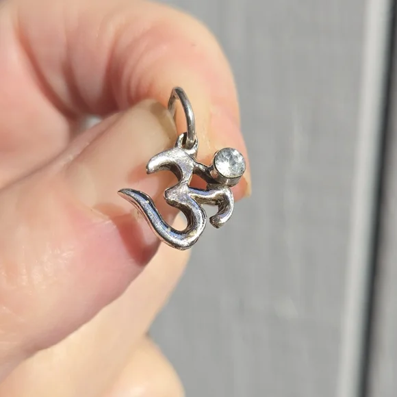 Topaz sterling Ohm symbol pendant - Picture 3 of 6